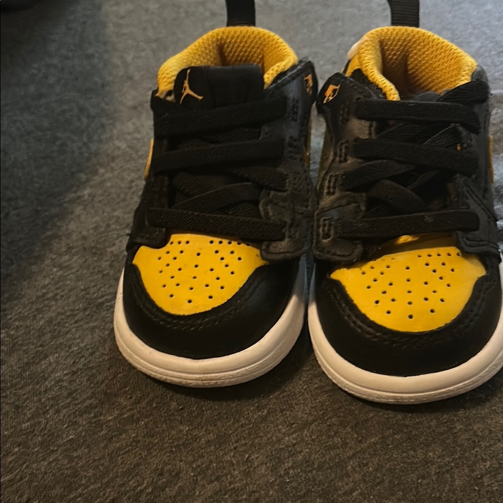 Jordan toddlers' Black and Yellow Sneakers